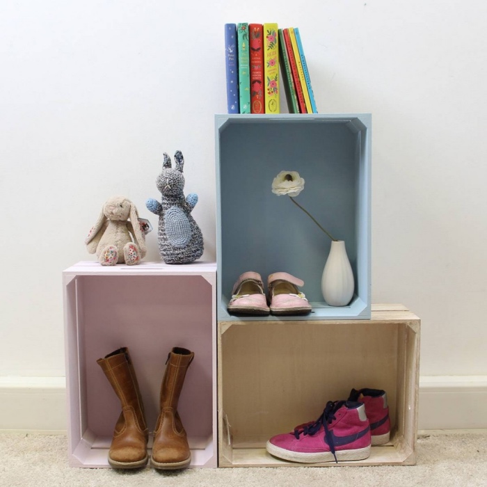 idée comment faire une etagere cagette, trois caisses en bois repeints, bleu et rose pastel, rangement chaussures, livres, jouets, accessoires deco, bricolage récupération