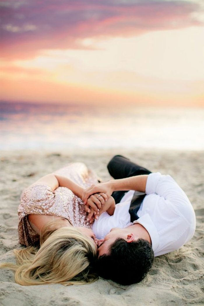 Photo amour fou couple amoureux noir et blanc images de couples sur la plage danser jolie robe costume mariage