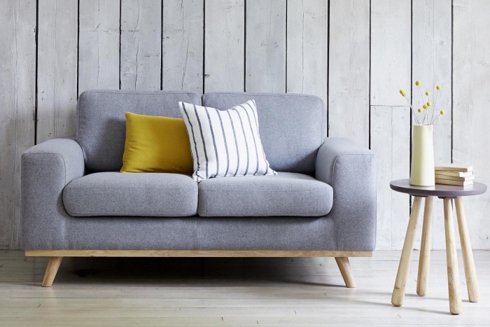 exemple de canapé gris, coussin jaune, lambris gris, table d appoint scandinave, inspiration scandinave