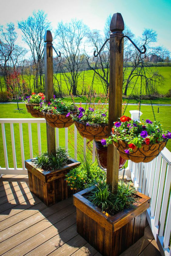 comment aménager son jardin avec des pots suspendus avec des plantes fleuries