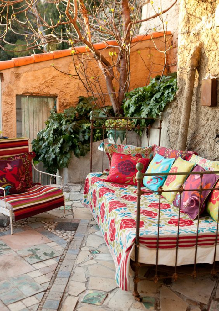 exemple d aménagement de jardin style boho sol recouvert de mosaique aux tonalités pastels