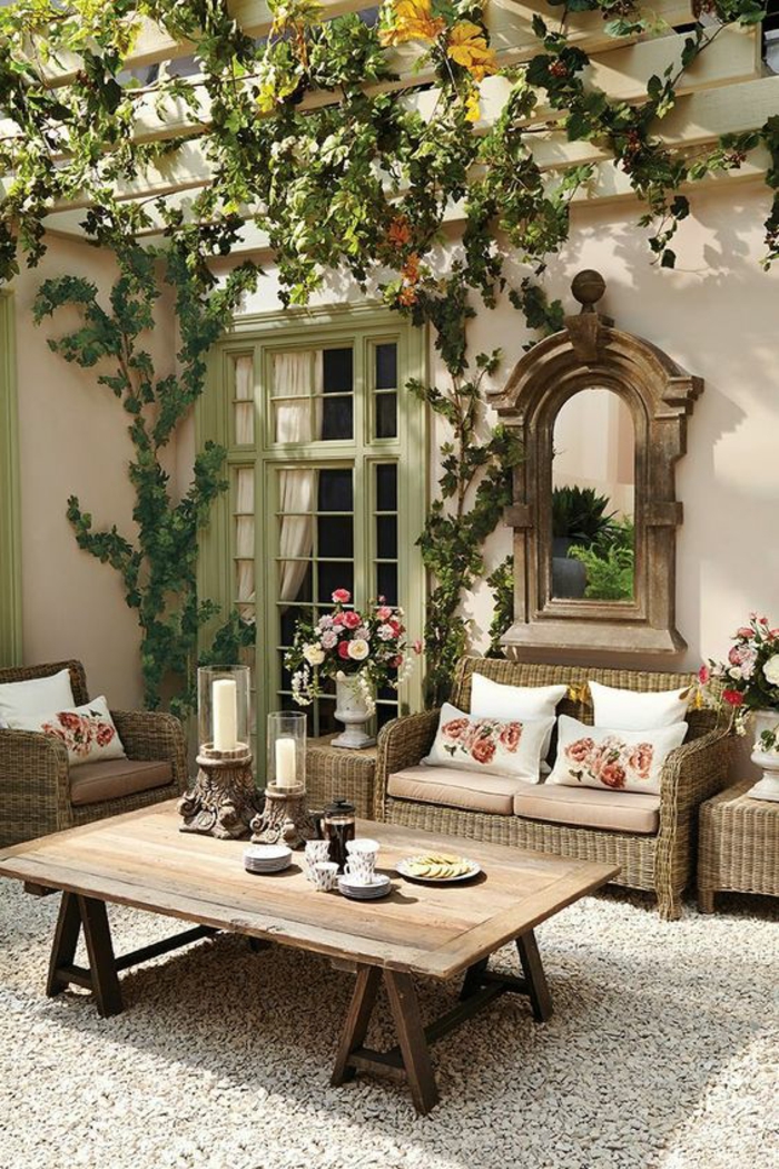 comment aménager son jardin dans un style baroque classique avec un grand miroir