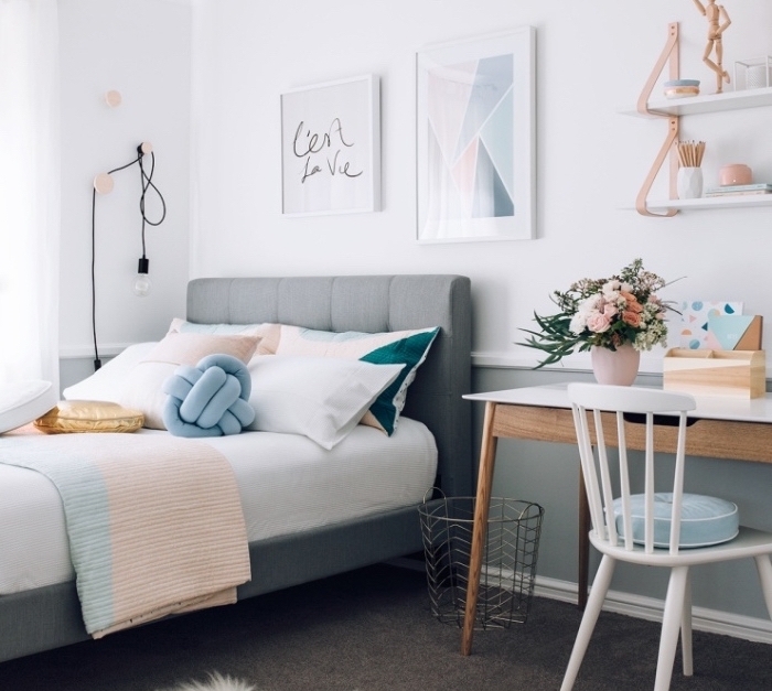 chambre cocooning, lit gris, matelas blanc, linge de lit bleu, rose et vert, bureau et chaise en bois, étagères en bois, tapis gros anthracite