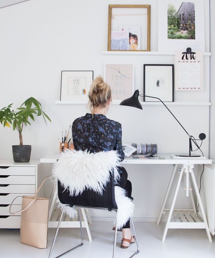 deco cocooning dans un coin travail, bureau blanc, chaise noire avec jeté blanc, decoration murale de photos et dessins