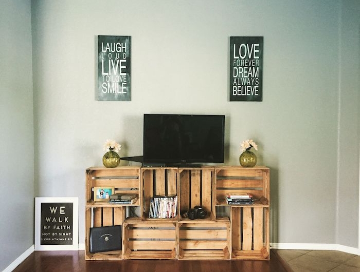 exemple de meuble tv cagette de bois à faire soi meme avec des rangements intégerrés idée diy meuble tv simple a faire