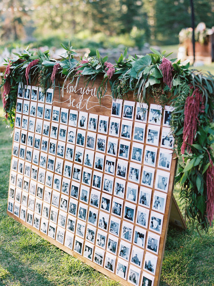 idée de plan de travail mariage grand en planches de bois et photos noir et blanc des invités, décoration guirlande floral