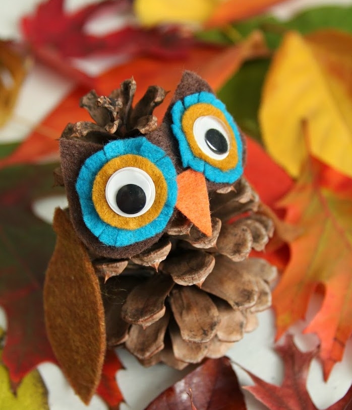 activité manuelle automne maternelle, hibou fabriqué à partir de pomme de pin et des yeux, bec et ailes en feutrine, bricolage primaire facile