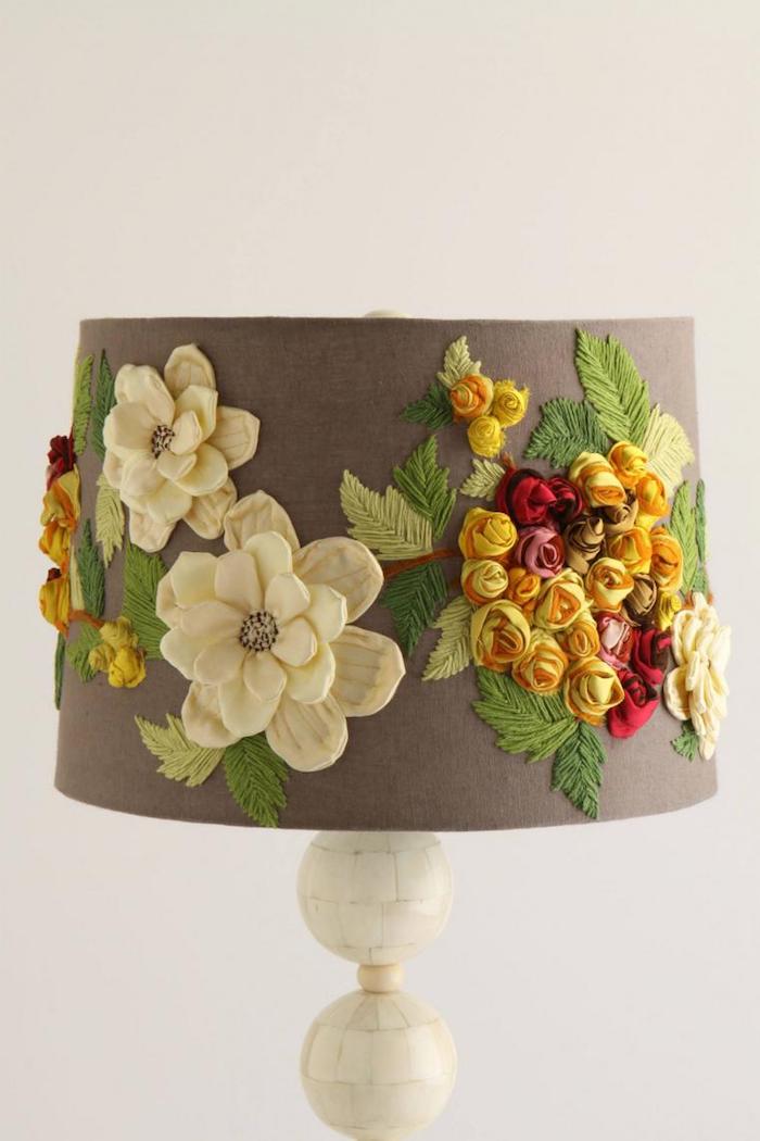 lampe a poser, objet décoratif en tissu taupe avec décoration florale, activité manuelle pour fabriquer une lampe