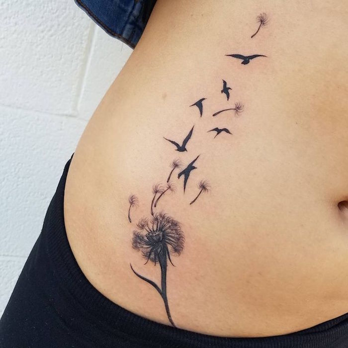 tattoo pissenlit sur la hanche et le ventre femme avec oiseaux