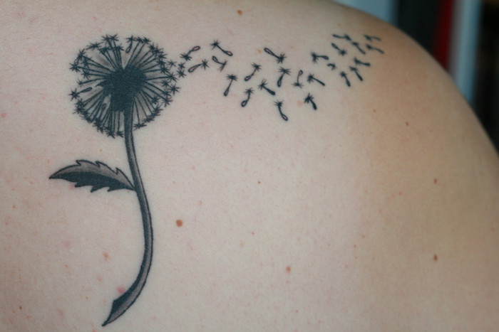 tatouage fleur de pissenlit volant dans le dos femme