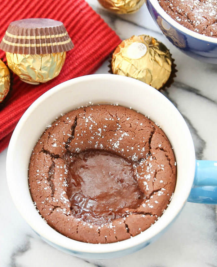recette de fondant au chocolat dans une tasse, au coeur coulant de nutella