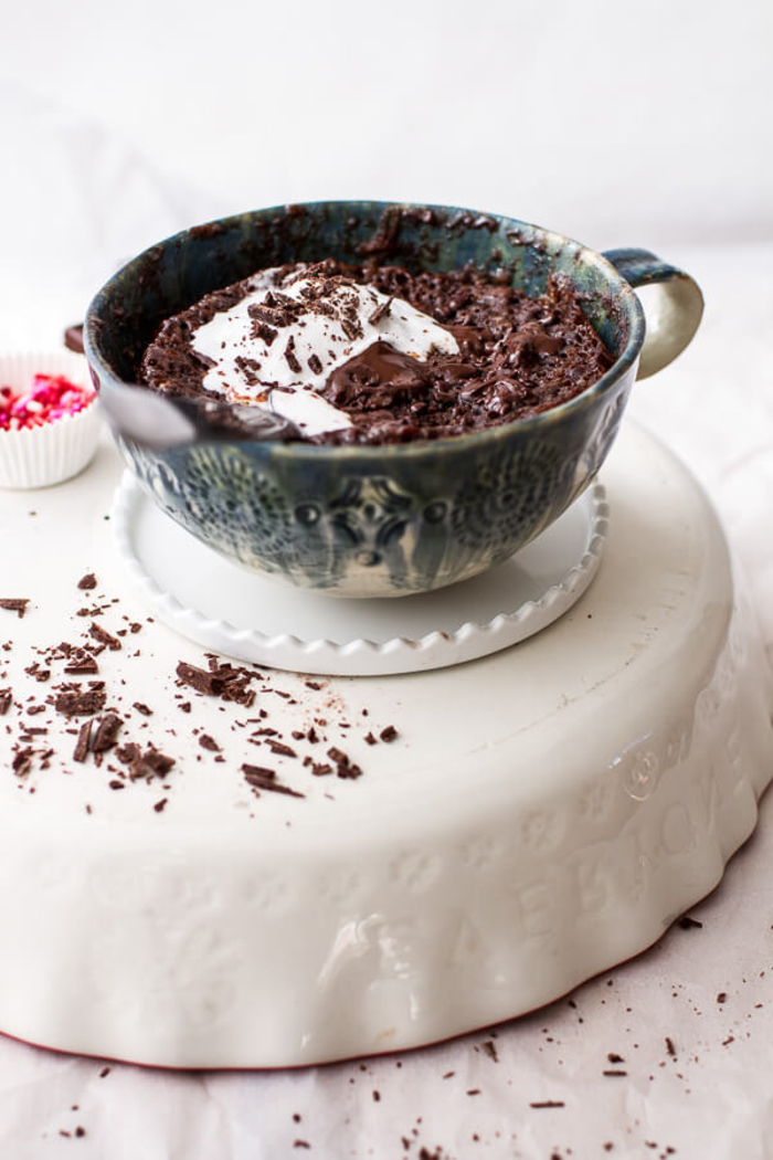 recette gourmande de mug cake fondant chocolat au goût de café garni de crème à la noix de coco