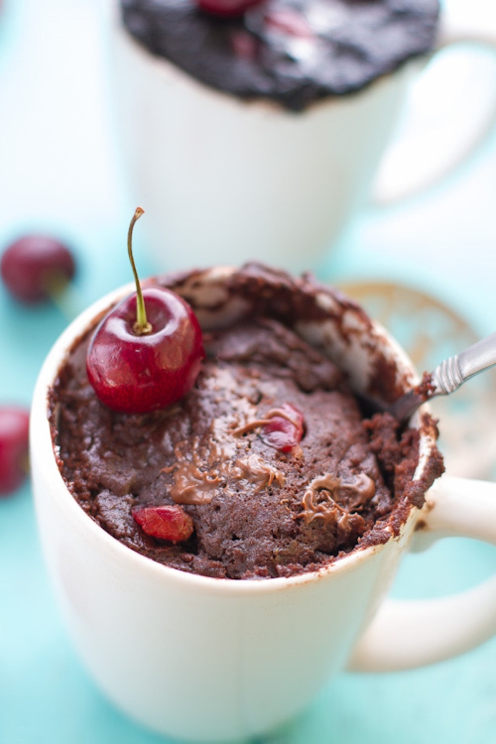 comment préparer un mug cake fondant chocolat, recette minute de dessert au micro-ondes, au chocolat et cerises