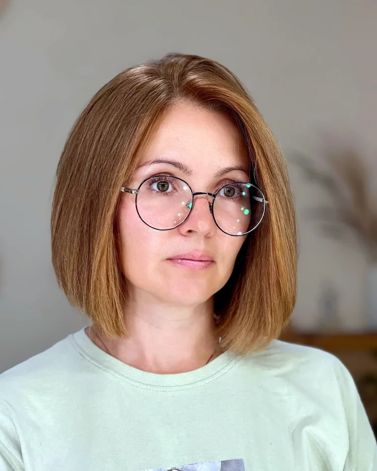 forme de visage et coupe de cheveux femme avec des lunettes