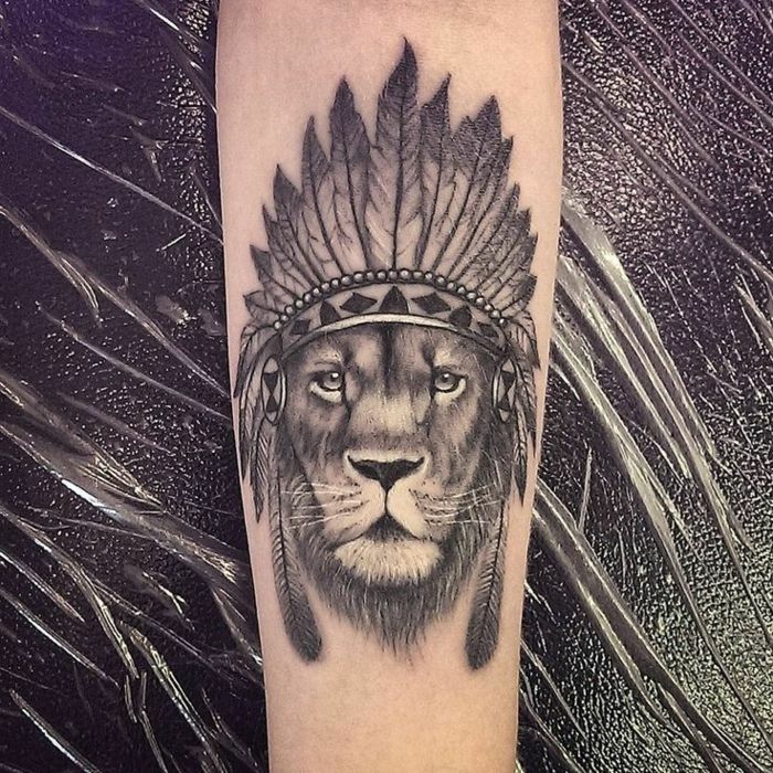 Image tatouages lion bras ou épaule tatouage signe lion tribal lion avec chapeau indien 