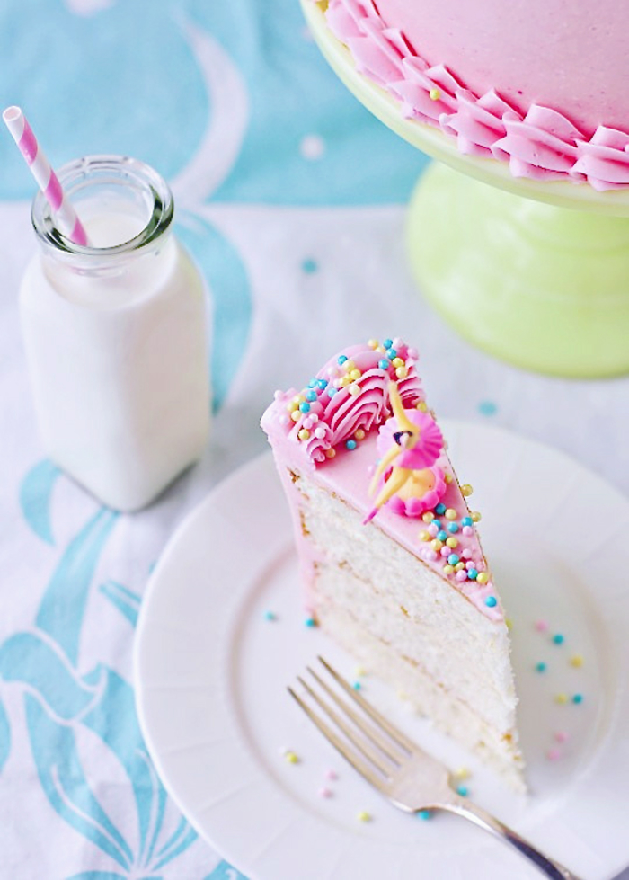 un gateau anniversaire 1 an fille sur thème danseuse ballerine, recette de gâteau à la vanille recouvert de glaçage rose
