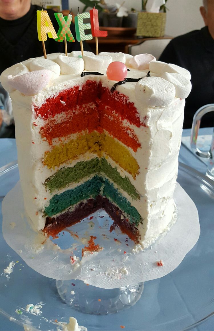 gâteau d'anniversaire pour enfant arc-en-ciel réussi avec des bougies lettres nom en couleurs différentes