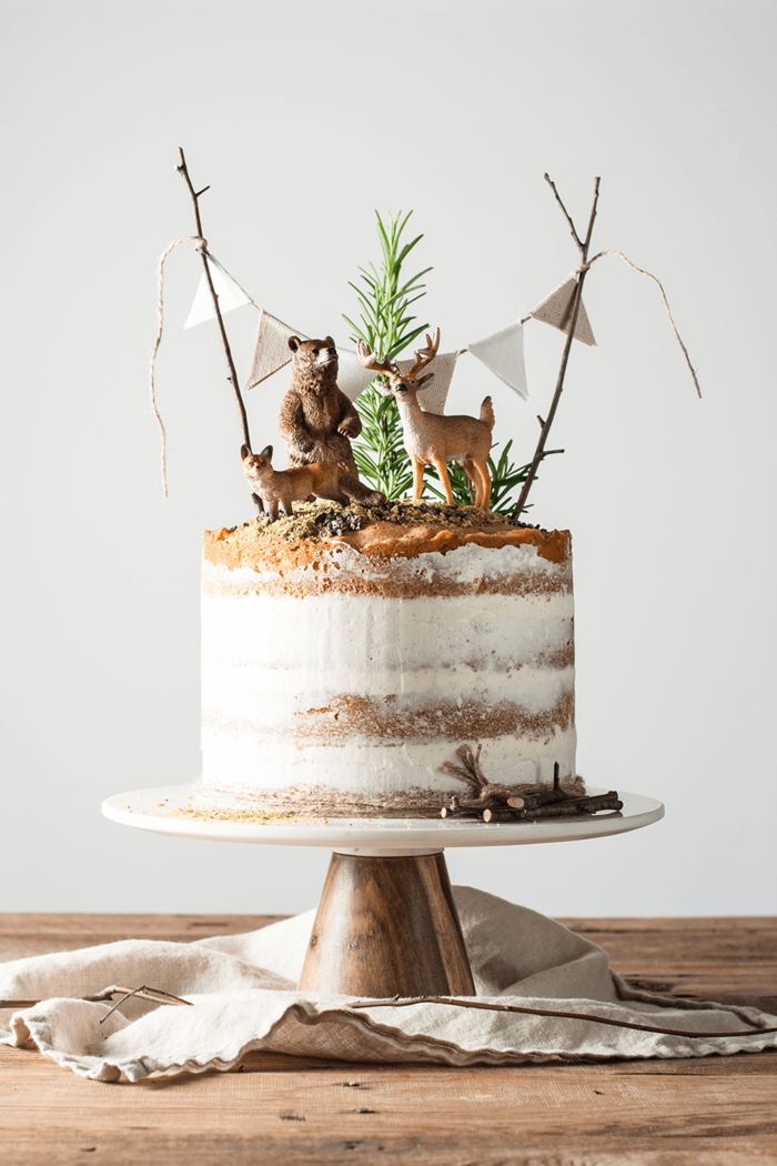 un simple gateau anniversaire enfant sur le thème forêt, un madeira cake parfumé à la vanille