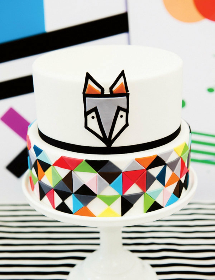 recette gateau anniversaire facile au motif renard souriant et déco avec des triangles colorés