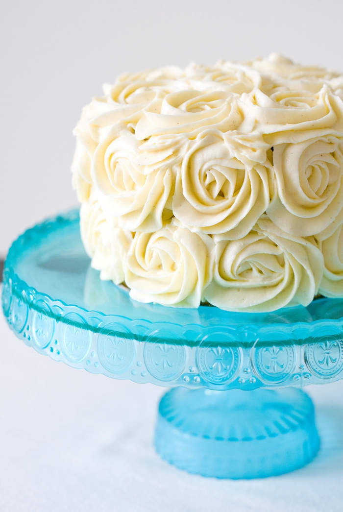 gâteau d'anniversaire avec déco de roses de crème blanche pour surprendre une amie