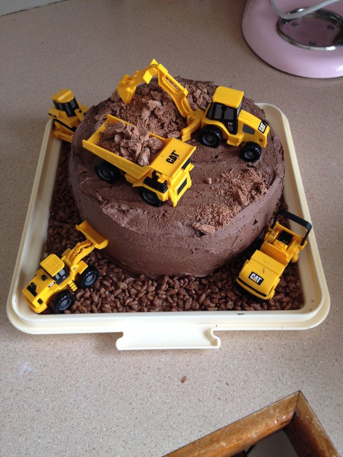 idée pour un gateau anniversaire 1 an garçon sur thème chantier de construction, recette de gâteau au chocolat facile 