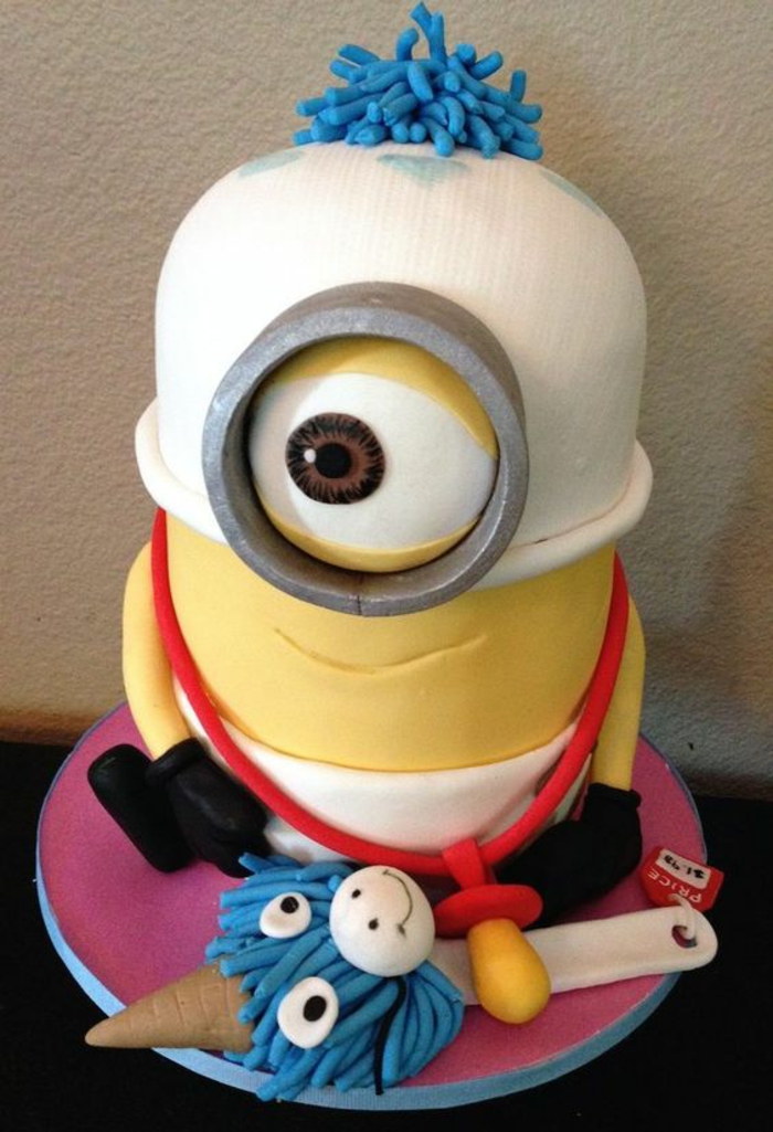 recette gateau anniversaire Minion Despicable Me pour bébé avec grand biberon et un grand oeil