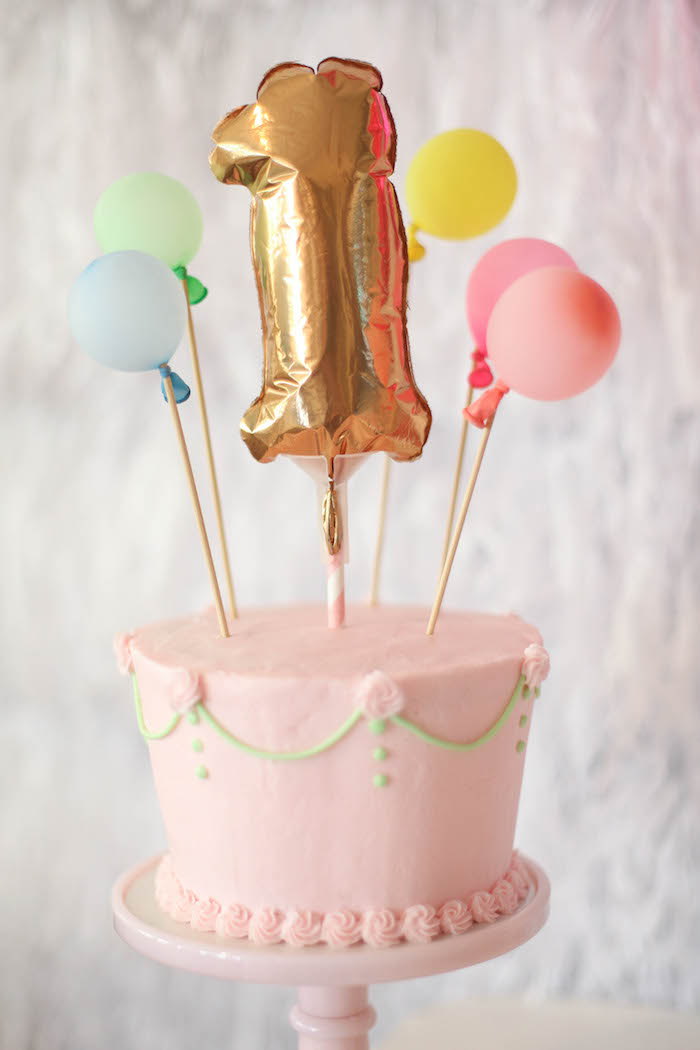 idée de décoration anniversaire originale en mini-ballons piqués dans un gâteau d'annivresaire