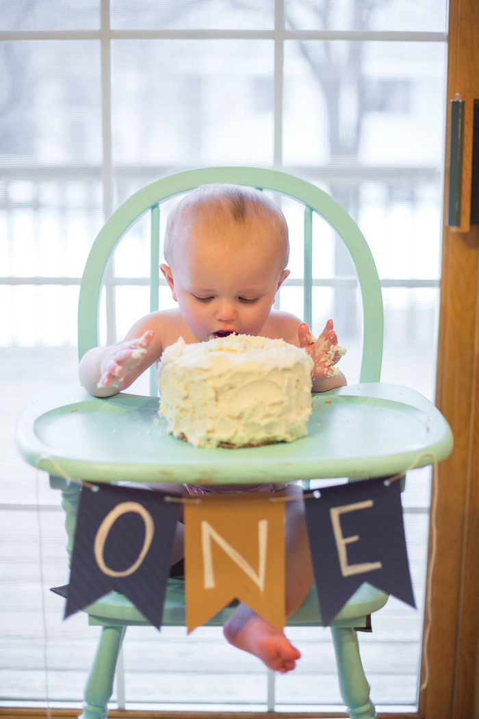 un smash cake au glaçage crème au beurre pour une séance photo originale avec le bébé