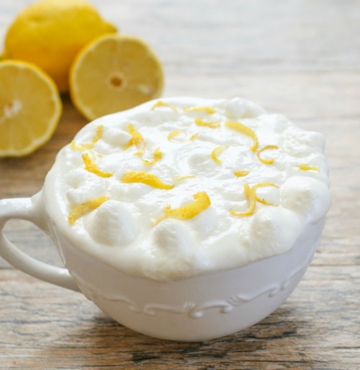 recette de dessert léger façon mug cake vanille et citron, un mini-gâteau nuage au citron au glaçage de crème fouettée et zeste de citron