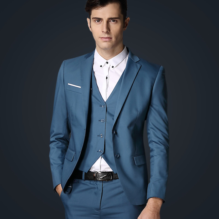 costume 3 pièces, coiffure homme avec frange sur le côté, gilet bleu et ceinture noire