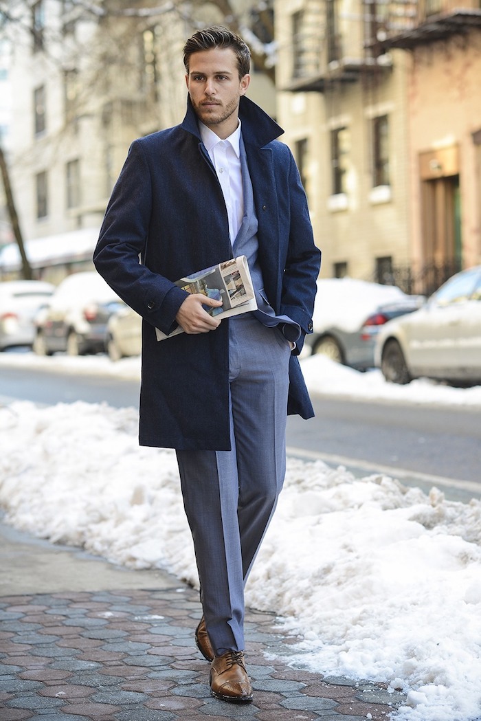 look homme, costume gris en 3 pièces avec gilet, manteau long en bleu foncé pour homme