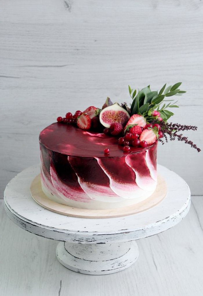 gateau anniversaire en rouge et blanc appétissants avec des figues et des mirtilles