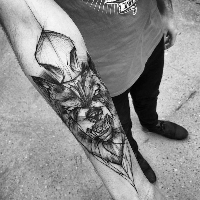 dessin tatouage, pantalon noir et t-shirt modèle homme, tatouage à motifs loup pour homme