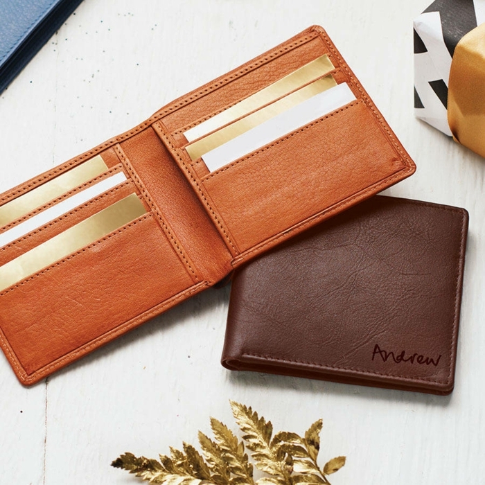 un porte monnaie en cuir personnalisé avec le prénom gravé dessus, fete des papys cadeau stylé