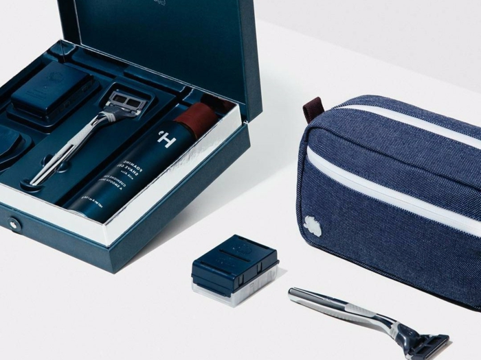 idée de kit de rasage bleu avec rasoir et produits soin barbe, idée cadeau classique pour la fete des papi