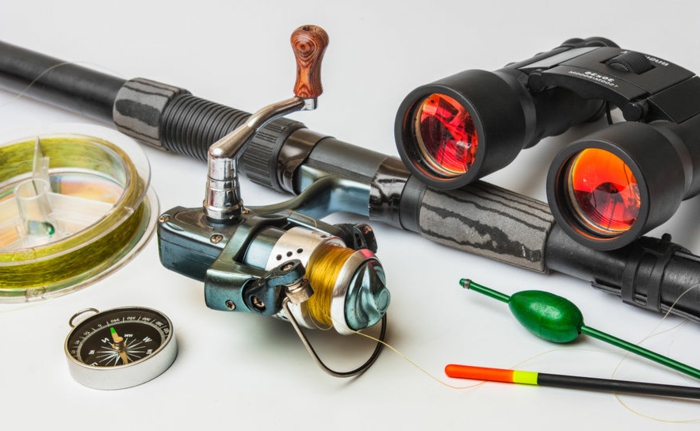 idée de kit pêche pour les papys qui en sont amateurs, canné à pêche, lunette, boussole
