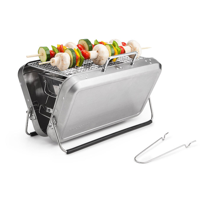 un barbecue portable en forme de petit malle inox, fete des papy cadeau original pour les amateurs du barbecue