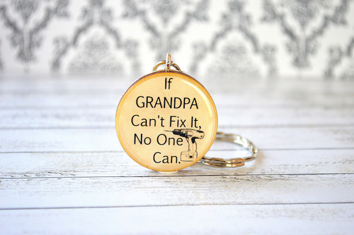 quel cadeau fête des grands pères choisir, un porte-clé personnalisé avec message, texte écrit en lettres noires sur un fond jaune