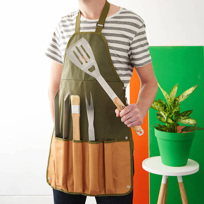 offrir un tablier vert et orange et kit barbecue, idée cadeau grand père classique pour les dîners en plein air