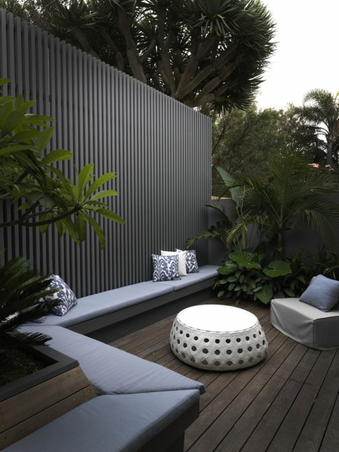 aménager un petit jardin avec des meubles en rotin canape de jardin en zig zag matelas gris