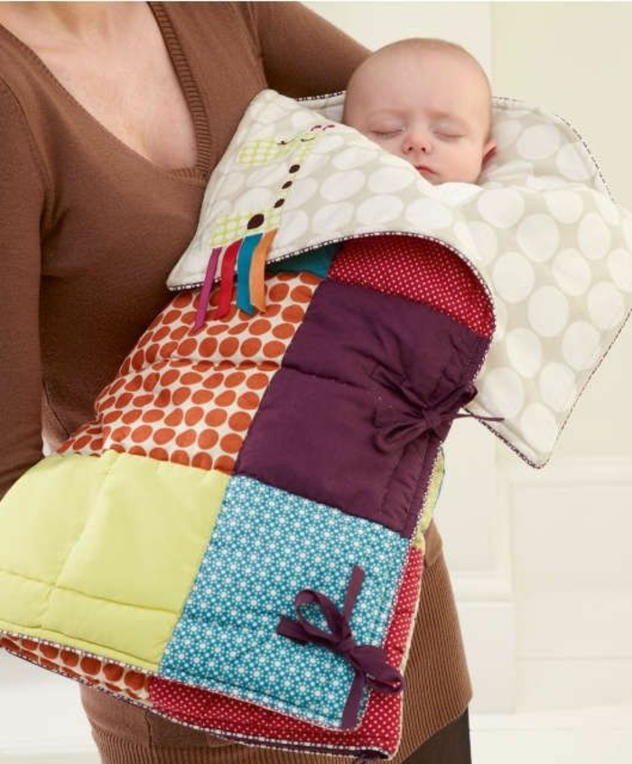 cadeau naissance personnalisé couverture pour envelopper bébé patchwork a carreuax et a petits pois