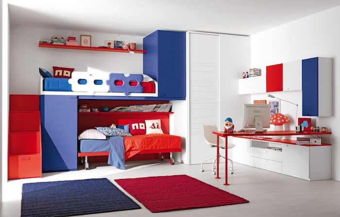 deco bleu et rouge dans une chambre enfant, escalier rouge, armoire bleue, lit rouge, bureau blanc, tapis rouge et bleu