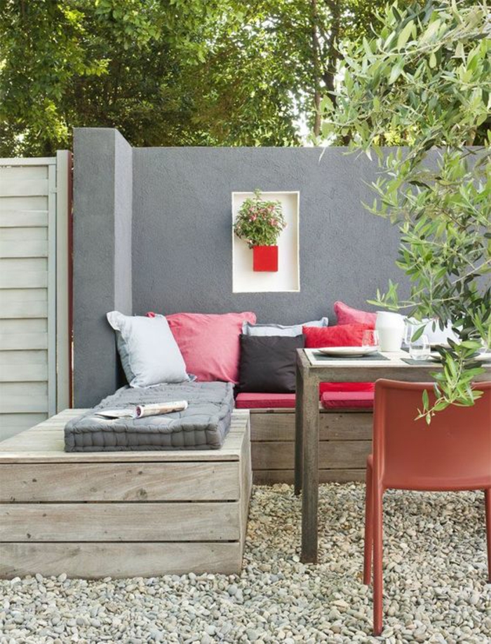 comment aménager son jardin style minimaliste en rouge blanc et noir avec un mur peint en gris