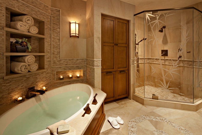 idee de salle de bain, baignoire magnifique avec rangement mural en bois, applique murale et carrelage beige