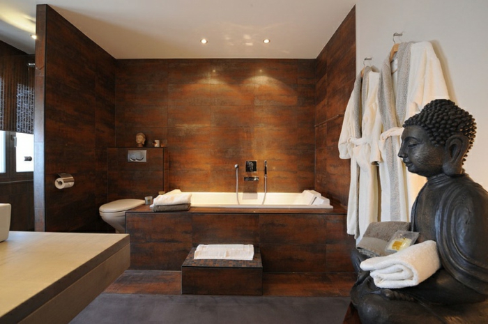 idee de salle de bain, statuette bouddha, carrelage imitation bois, baignoire à encastrer 