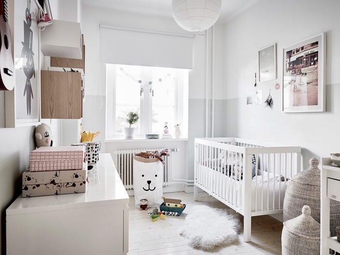deco esprit scandinave dans la chambre enfant, lit bébé blanc, parquet clair, meubles scandinaves bois, sacs, paniers de rangement jouets