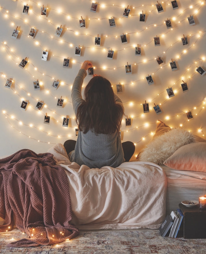idée déco chambre cocooning, linge de lit gris, rose et bordeaux, guirlande lumineuse avec des photos instagram suspendues, tapis oriental vintage