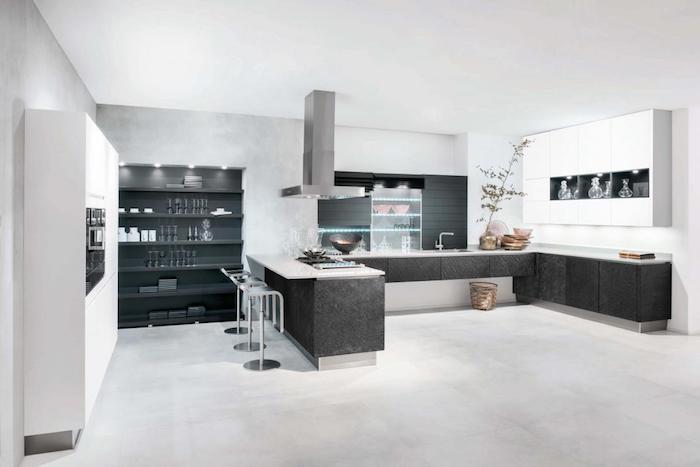 meuble cuisine, éclairage led dans la cuisine, ilot centrale noir avec comptoir blanc et tabourets gris