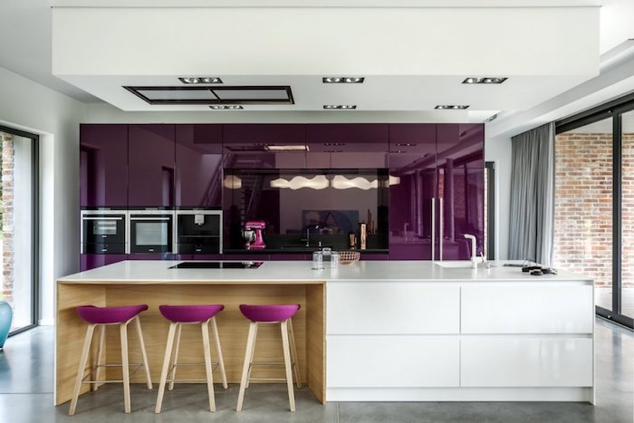 meuble haut cuisine, rideaux longs et gris, portes coulissantes en cadre noir, meubles de cuisine violet en effet miroir
