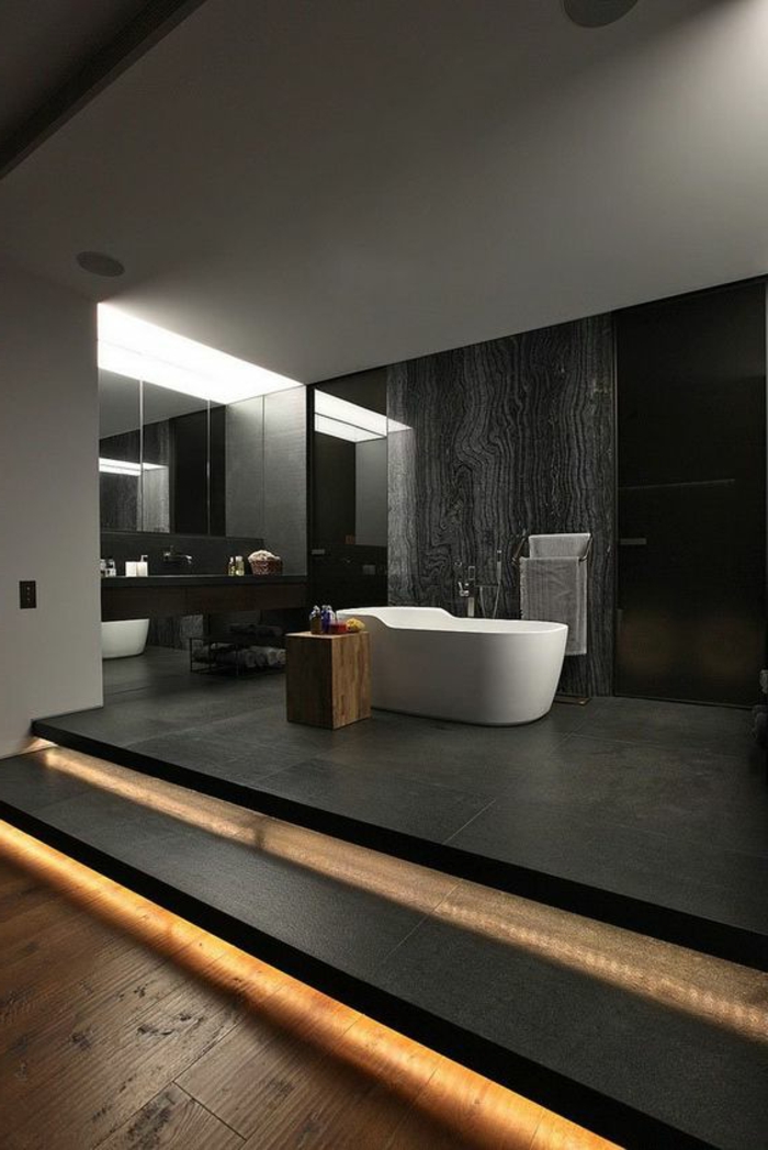 idee deco salle de bain nature, baignoire blanche, mur en marbre noir, grand comptoir noir et miroir mural